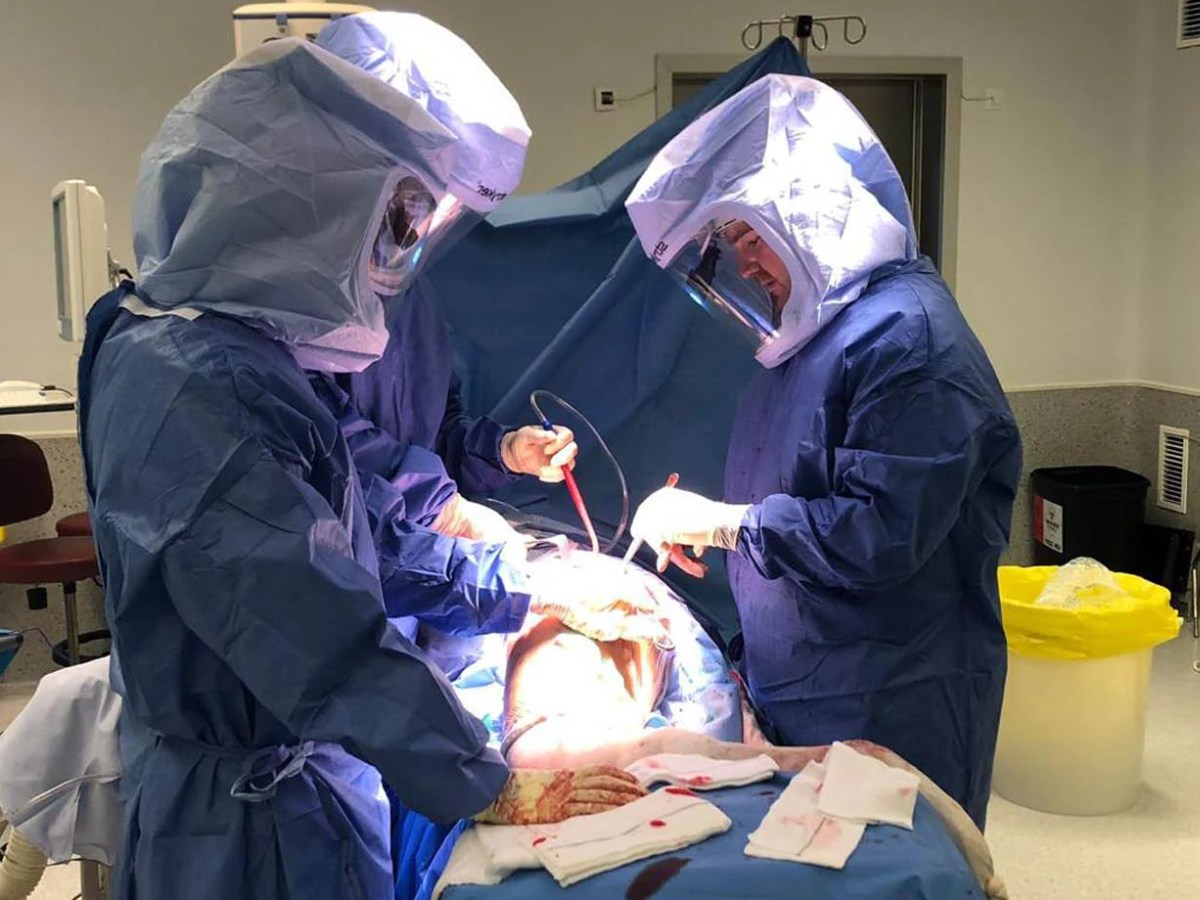 El Dr. Soler Valero durante una cirugía